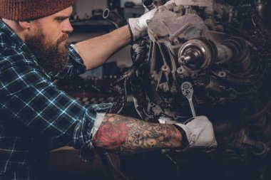 Sakallı adam araba motoru tamiri