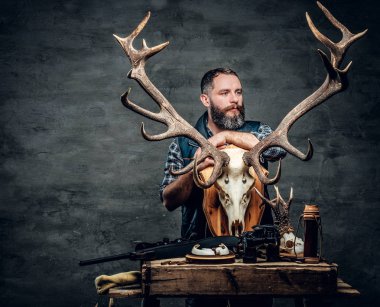 Avcı adam bir geyik kafatası ile