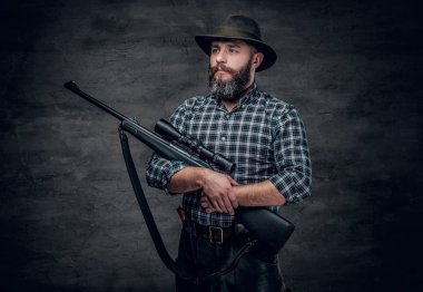 Bir tüfekle sakallı avcı