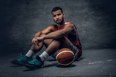 Topu ile bir katta oturan basketbolcu