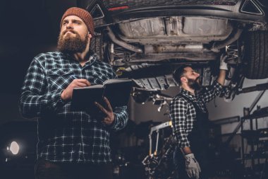 Mekanik teftiş yapan araba motoru