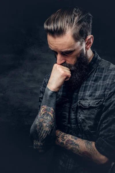 Татуированный мужчина с длинными волосами — стоковое фото