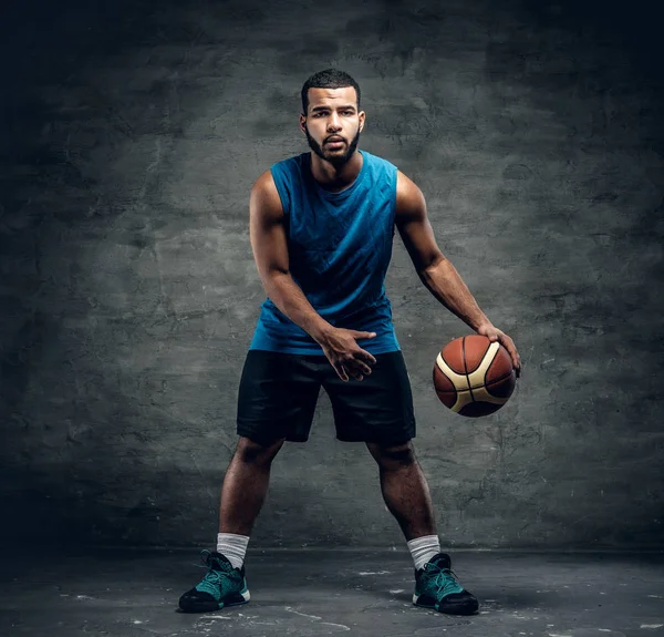 Giocatore di basket nero con una palla — Foto Stock
