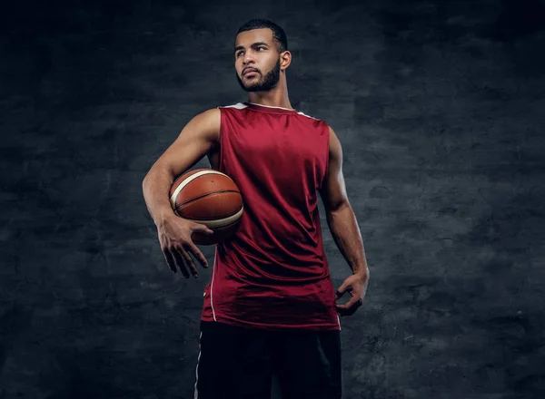 Homme noir posant avec boule de basket — Photo