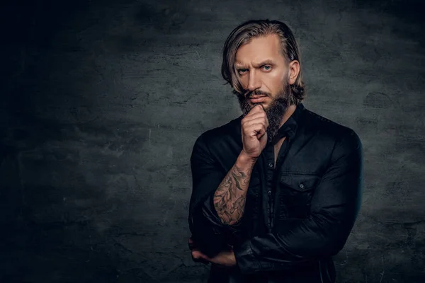 Hombre tatuado con camisa negra —  Fotos de Stock