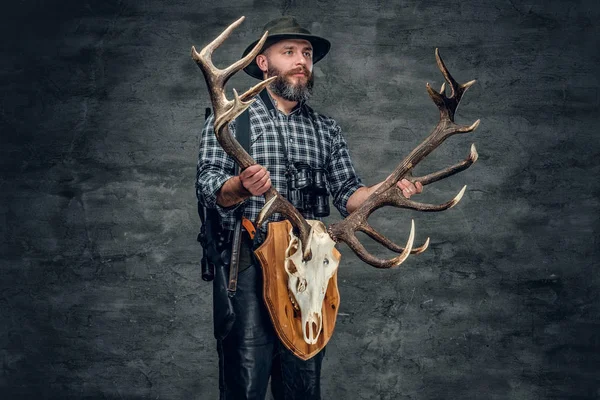 Hunter man holding a deer skull — Stock Photo, Image