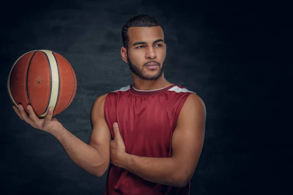 Uomo barbuto che tiene una palla da basket — Foto Stock