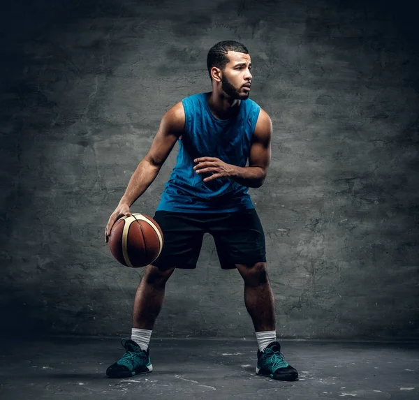 Giocatore di basket nero con una palla — Foto Stock