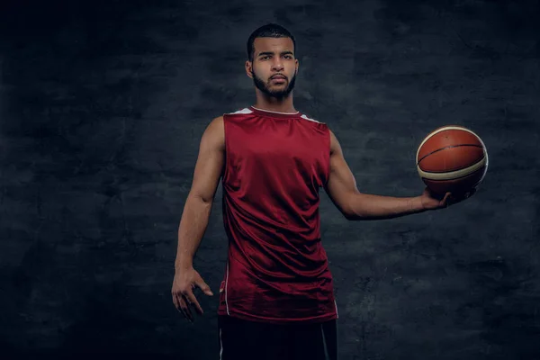 Uomo barbuto che tiene una palla da basket — Foto Stock