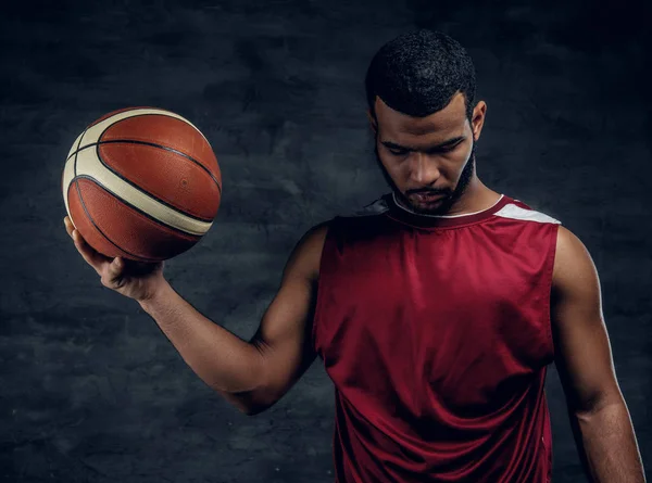 Uomo barbuto che tiene una palla da basket — Foto Stock