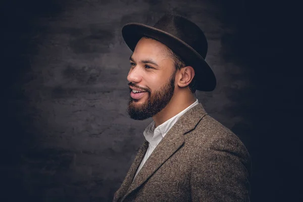 Hombre con traje y sombrero de fieltro — Foto de Stock