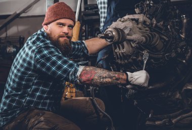 Sakallı adam araba motoru tamiri