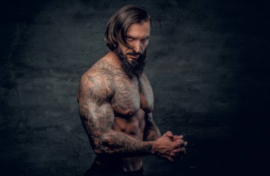 Dövmeli vücut adamla