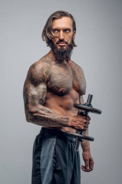 Sakallı adam dumbbell tutarak 