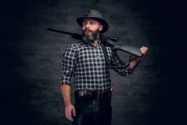 Sakallı avcı tüfeği tutan