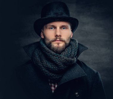 Yün ceket ve silindir şapkalı adam