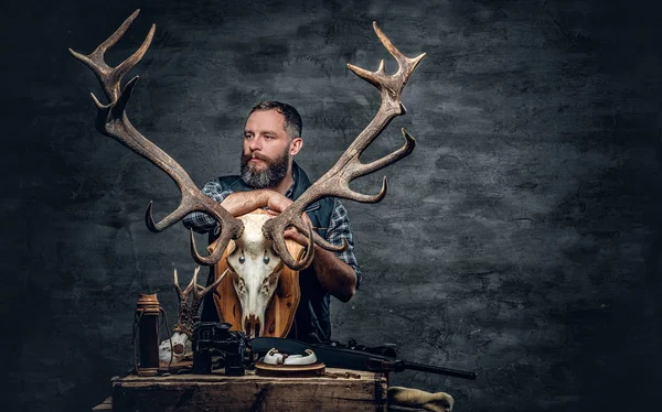 Uomo cacciatore con teschio di cervo — Foto Stock