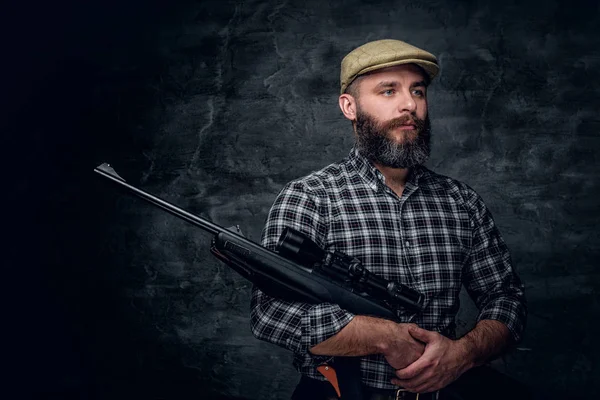 Cazador barbudo sosteniendo un rifle — Foto de Stock