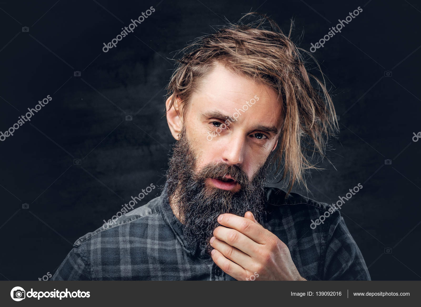 長い髪と髭の男 ストック写真 C Fxquadro
