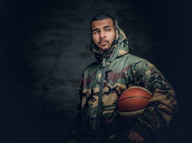 Siyah adam bir kamuflaj hoodie