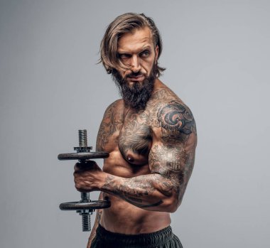 Sakallı adam dumbbell tutarak 