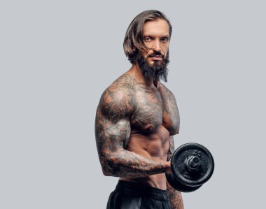 Sakallı adam dumbbell tutarak 