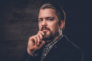 Şık sakallı adam bir takım elbise 