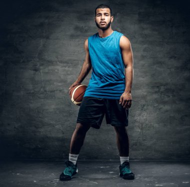 Bir top ile siyah basketbol oyuncusu
