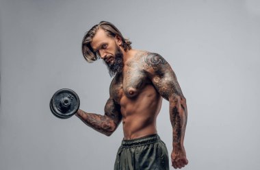Sakallı adam dumbbell tutarak 