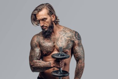 Sakallı adam dumbbell tutarak 