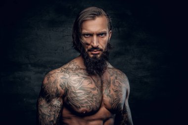 Dövmeli vücut adamla
