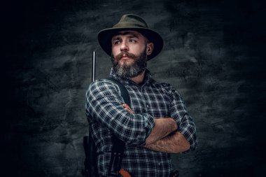 avcı tüfeği tutan