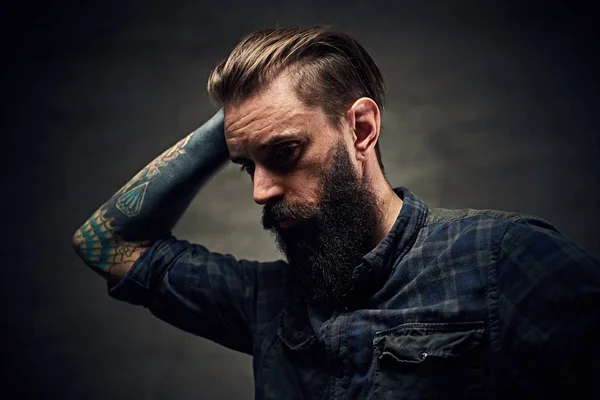 Tetovaný muž s dlouhými vlasy — Stock fotografie