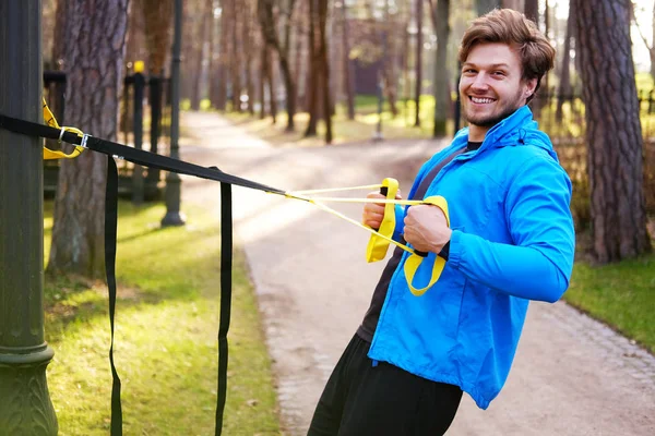 Pozitivní člověk cvičení v parku — Stock fotografie