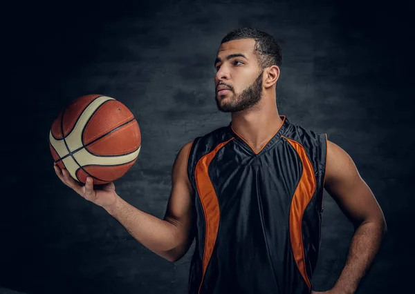 Uomo nero con pallone da basket — Foto Stock