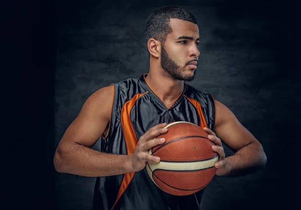 Hombre negro con bola de cesta — Foto de Stock