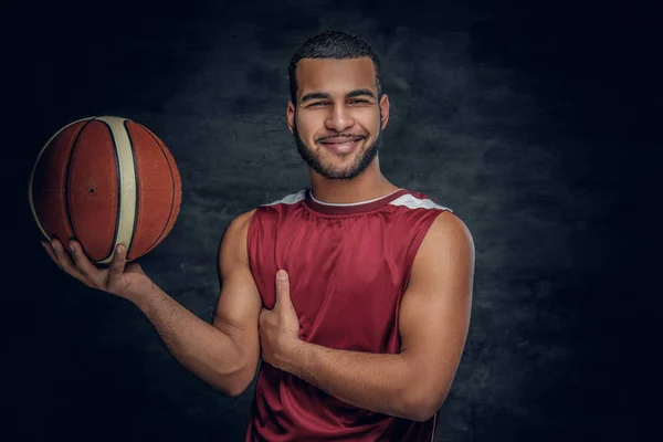 Homem preto com bola de cesta — Fotografia de Stock