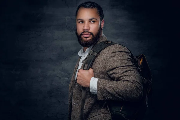 Homem preto barbudo segurando mochila — Fotografia de Stock