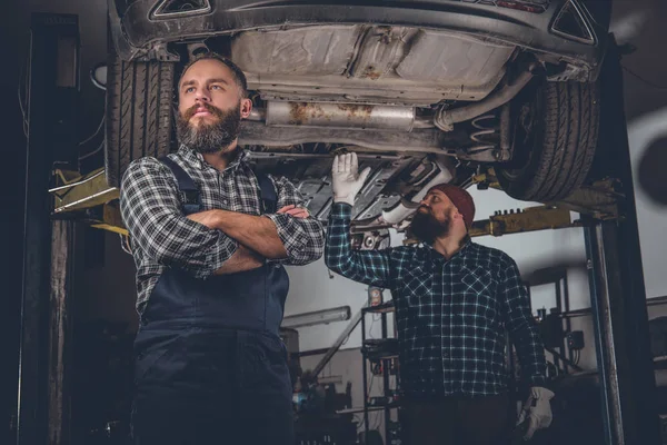 Bearded mechanics in a garage — Stock Photo, Image