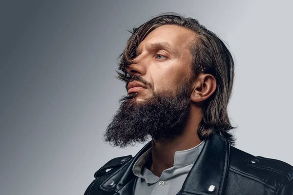 Hombre en chaqueta de cuero negro — Foto de Stock