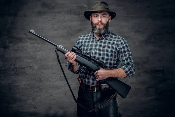 Cacciatore barbuto con un fucile in mano — Foto Stock