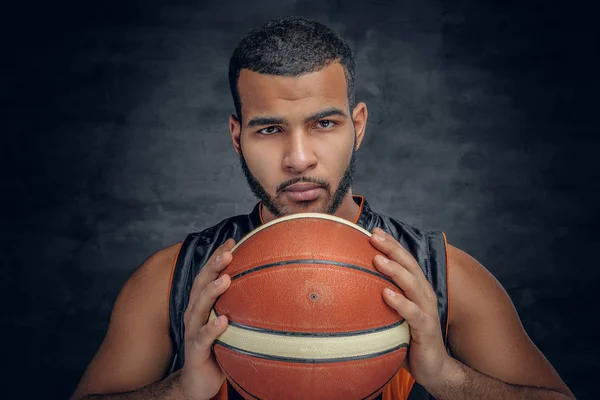 Schwarzer hält einen Basketballkorb — Stockfoto
