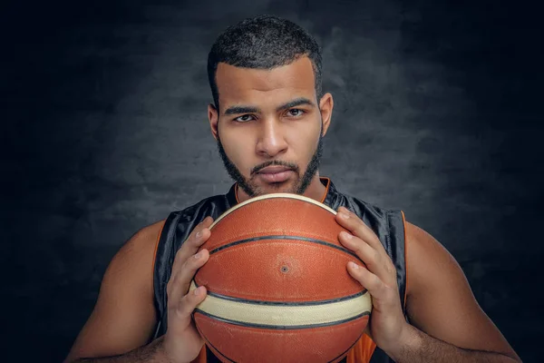 Svart Man innehar en basketboll — Stockfoto