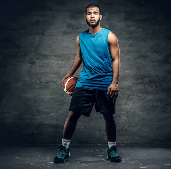 Joueur de basket noir avec une balle — Photo