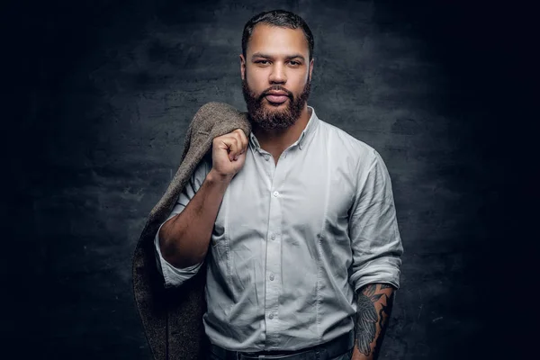 Brodaty czarny człowiek z tatuażem ramię — Zdjęcie stockowe