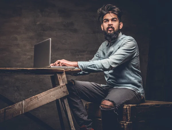 Hintli adam laptop ile çalışma — Stok fotoğraf