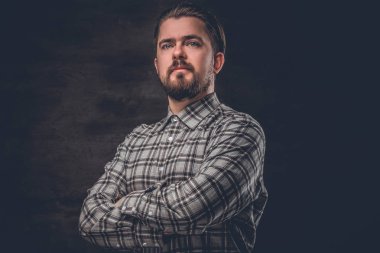 Sakallı adam bir gömlek giymiş 