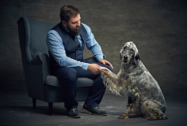 Bir adam ve İrlandalı kanepe köpek.