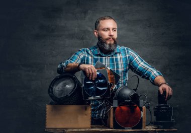 Bir stüdyoda sakallı kameraman