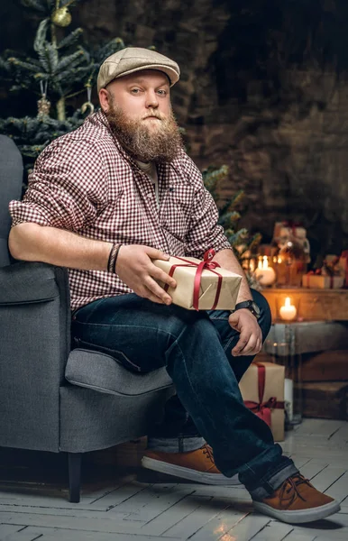 Bearded man holding gift box — Stock Photo, Image